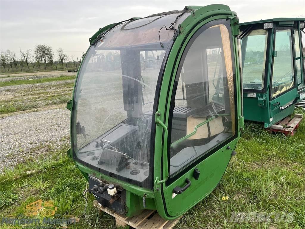 John Deere 1470E Кабіна