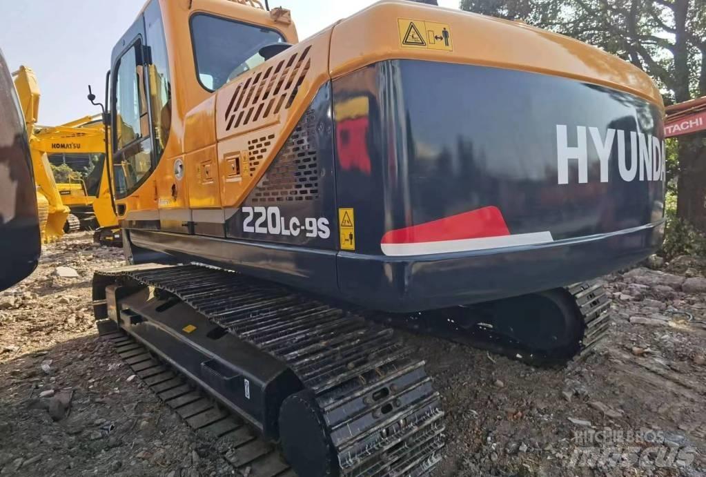 Hyundai R220LC-9S Колісні екскаватори