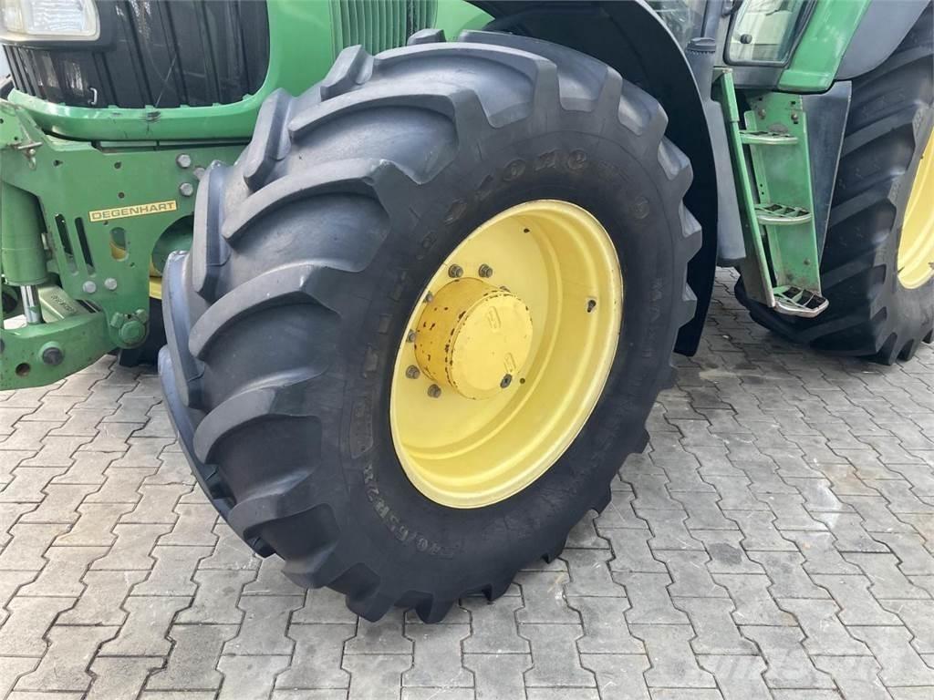 John Deere 6820 Трактори