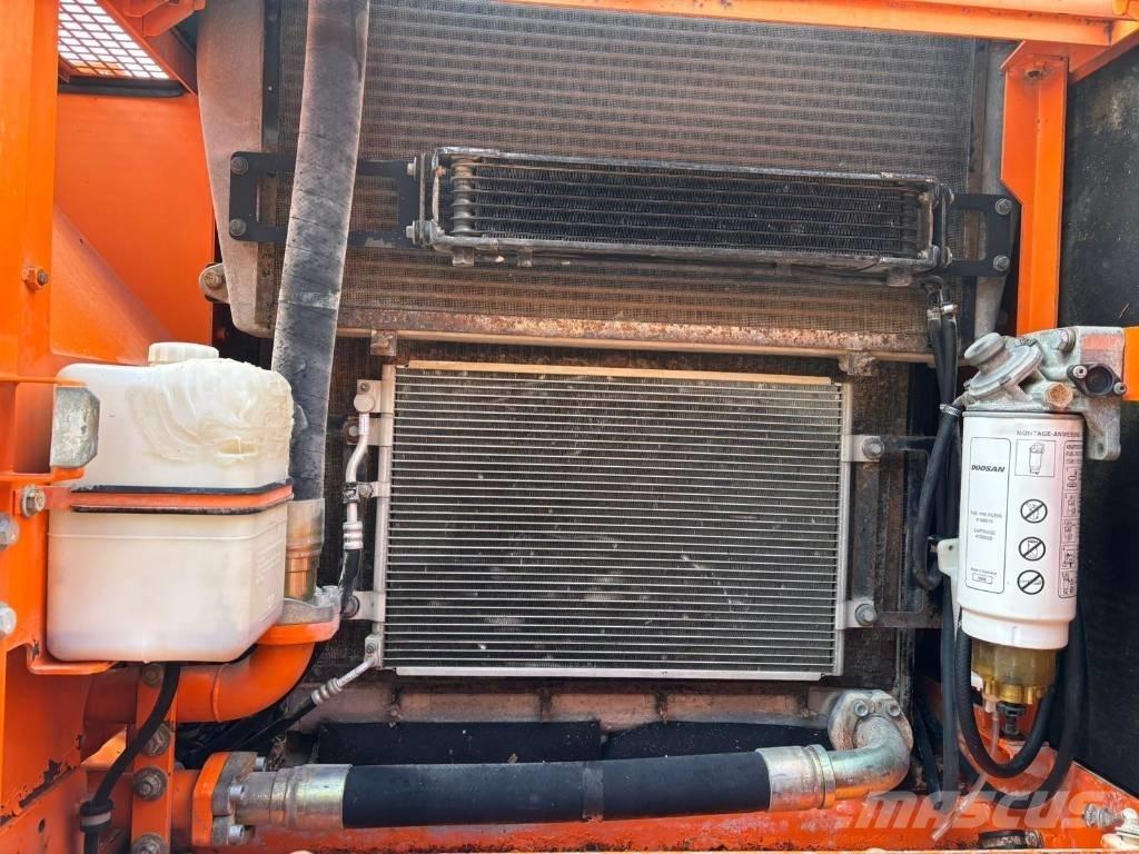 Doosan DX 300 LC Гусеничні екскаватори