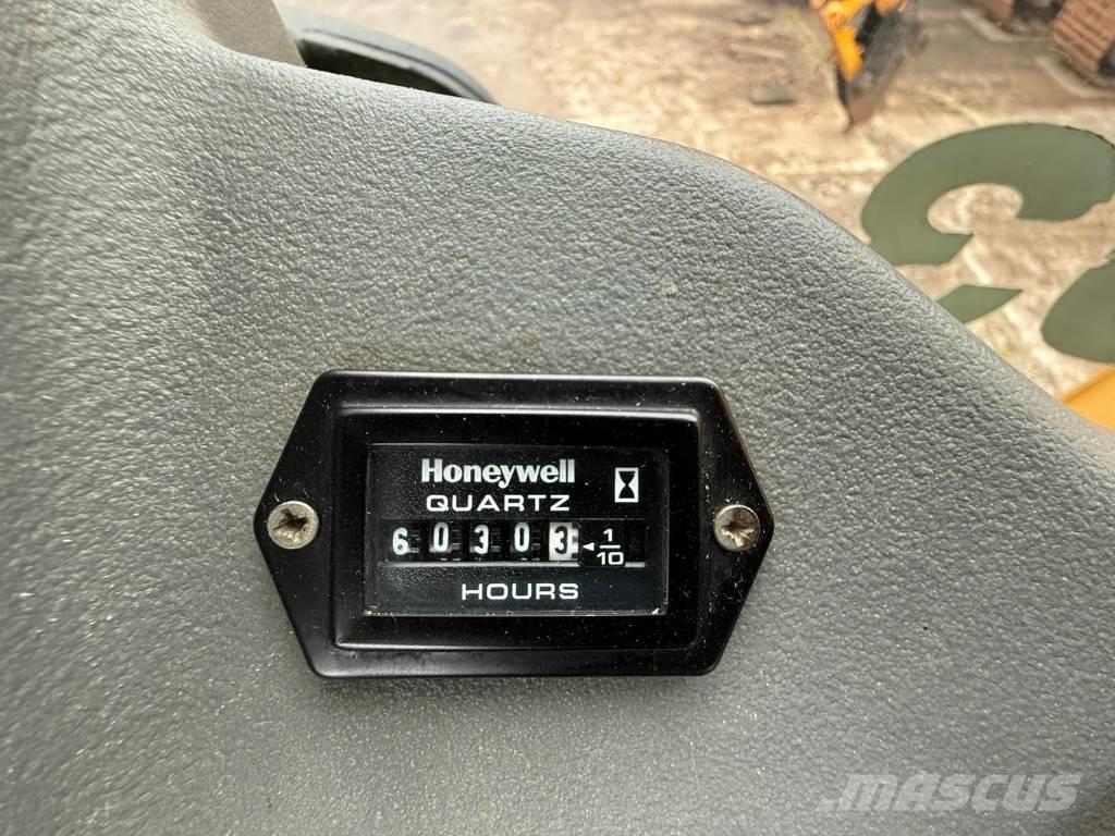 Komatsu WB 93 S-5 Екскаватори-навантажувачі