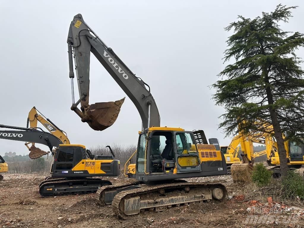 Volvo EC210D Гусеничні екскаватори