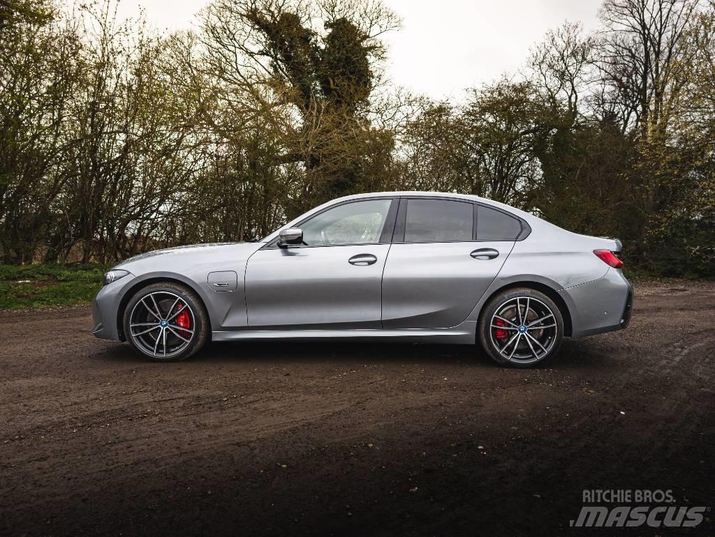BMW 330e Автомобілі