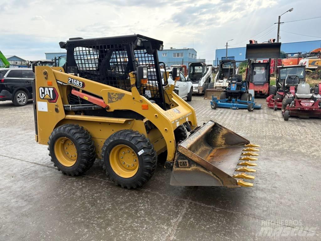 CAT 216 B 3 Міні-навантажувачі