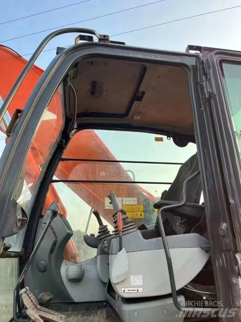 Hitachi ZX 300 Гусеничні екскаватори