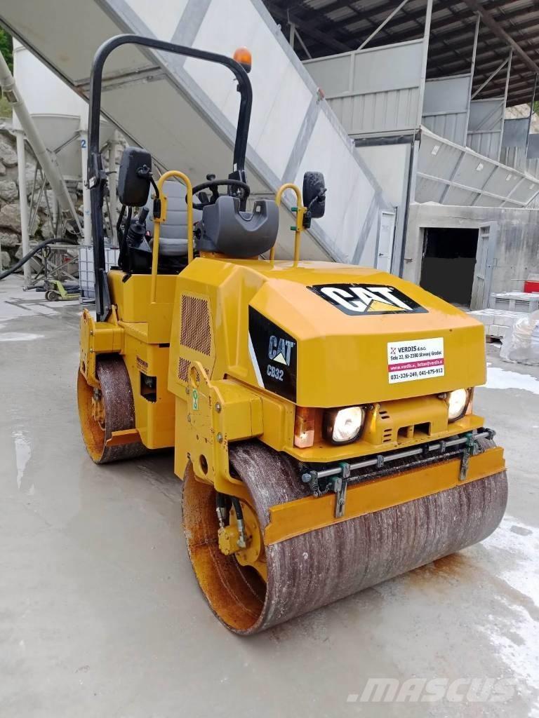 CAT CB 32 Котки тротуарні