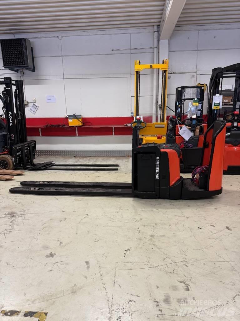 BT truck LPE 250 Самохідні електроштабелери