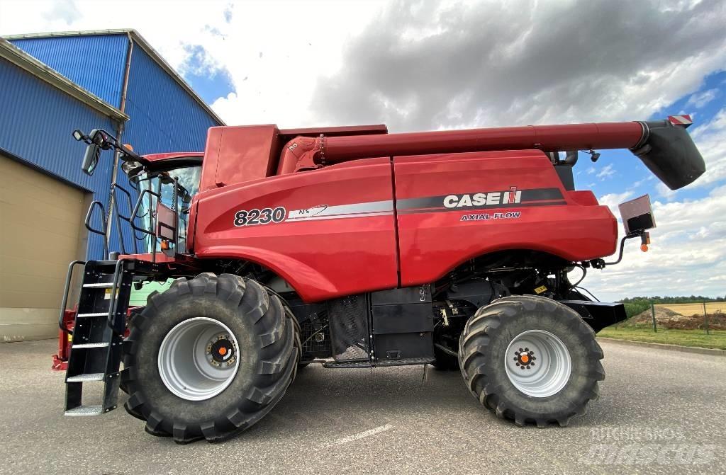 Case IH 8230 Зернозбиральні комбайни