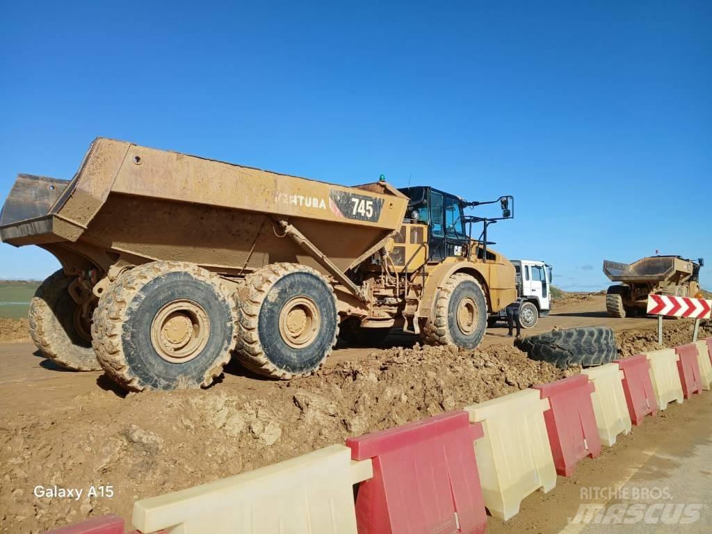 CAT 745 Зчленовані самоскиди