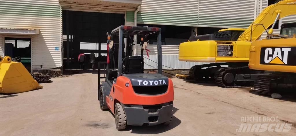 Toyota 8 FDN 30 Дизельні навантажувачі