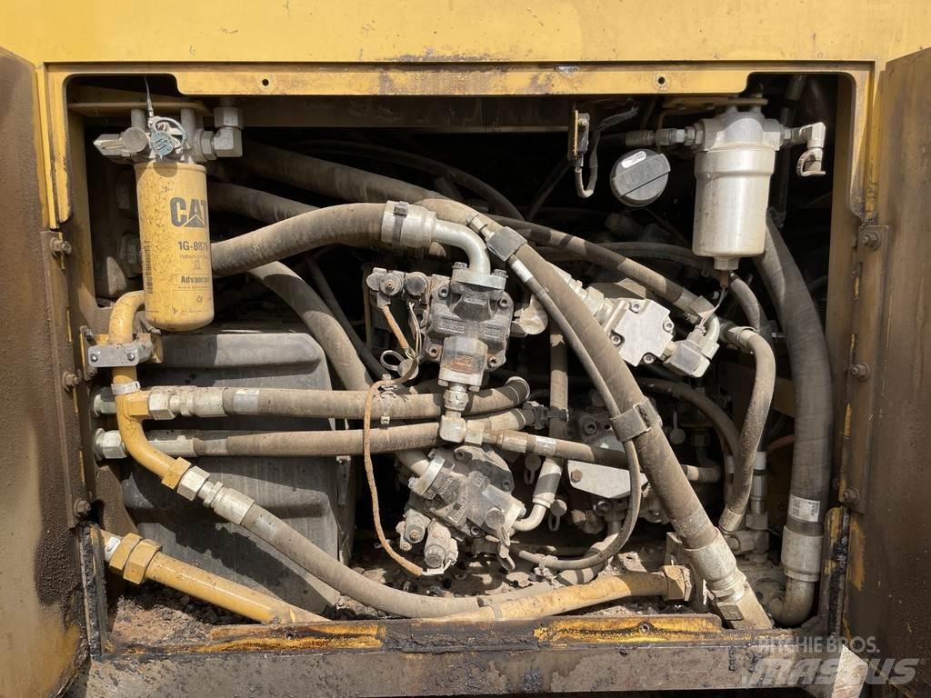 CAT AP555F Асфальтовкладачі