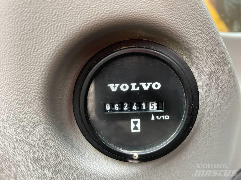 Volvo ECR 235 Гусеничні екскаватори