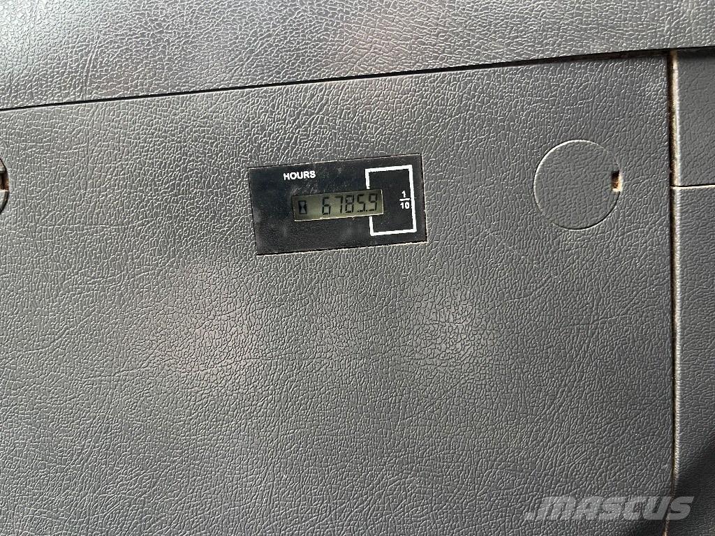 Hyundai HX220L Гусеничні екскаватори