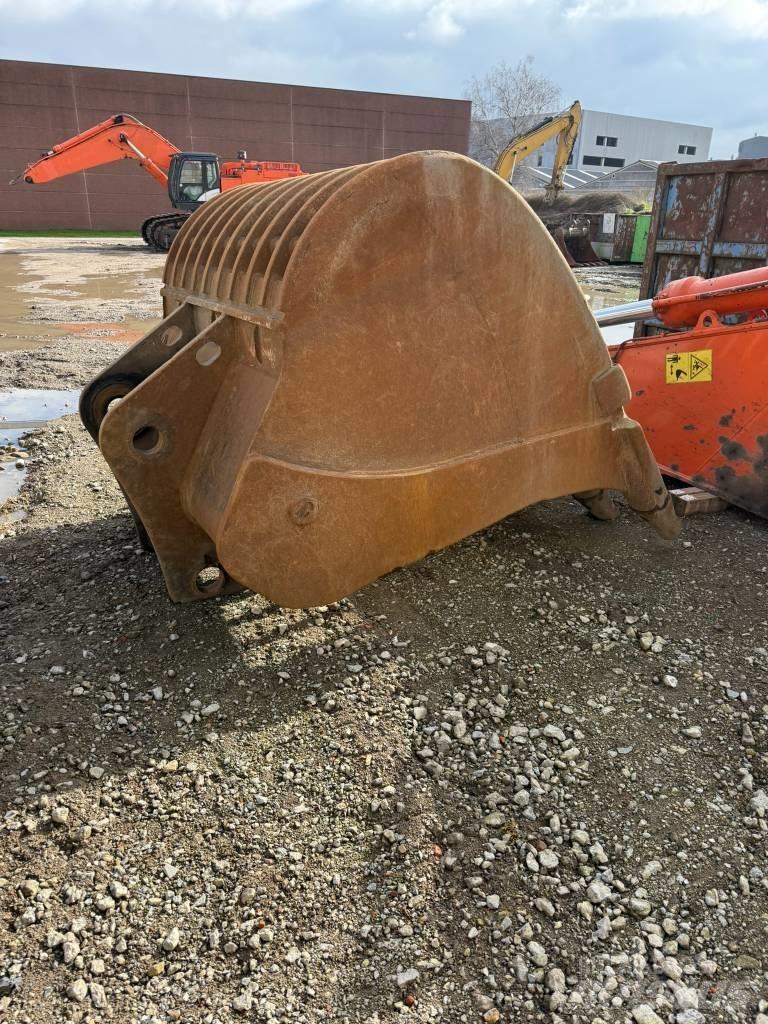 Hitachi ZX690 LCR - 6 Гусеничні екскаватори