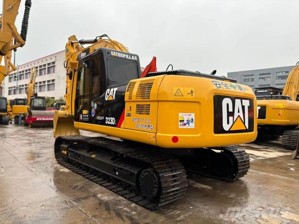 CAT 323 D Гусеничні екскаватори