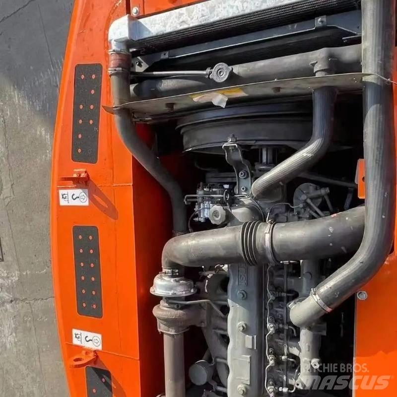 Hitachi ZX 200 Гусеничні екскаватори