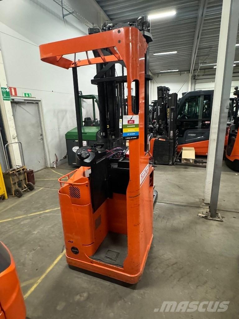 Toyota SSE160 Самохідні електроштабелери