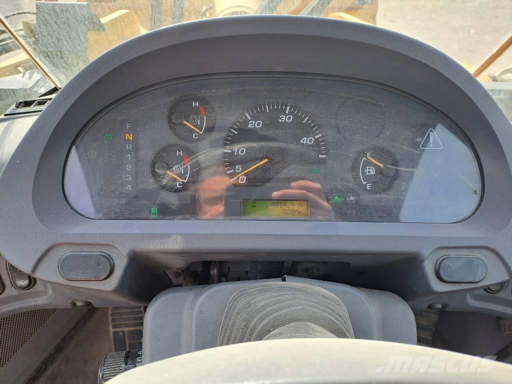 Komatsu WA 320-6 Фронтальні навантажувачі
