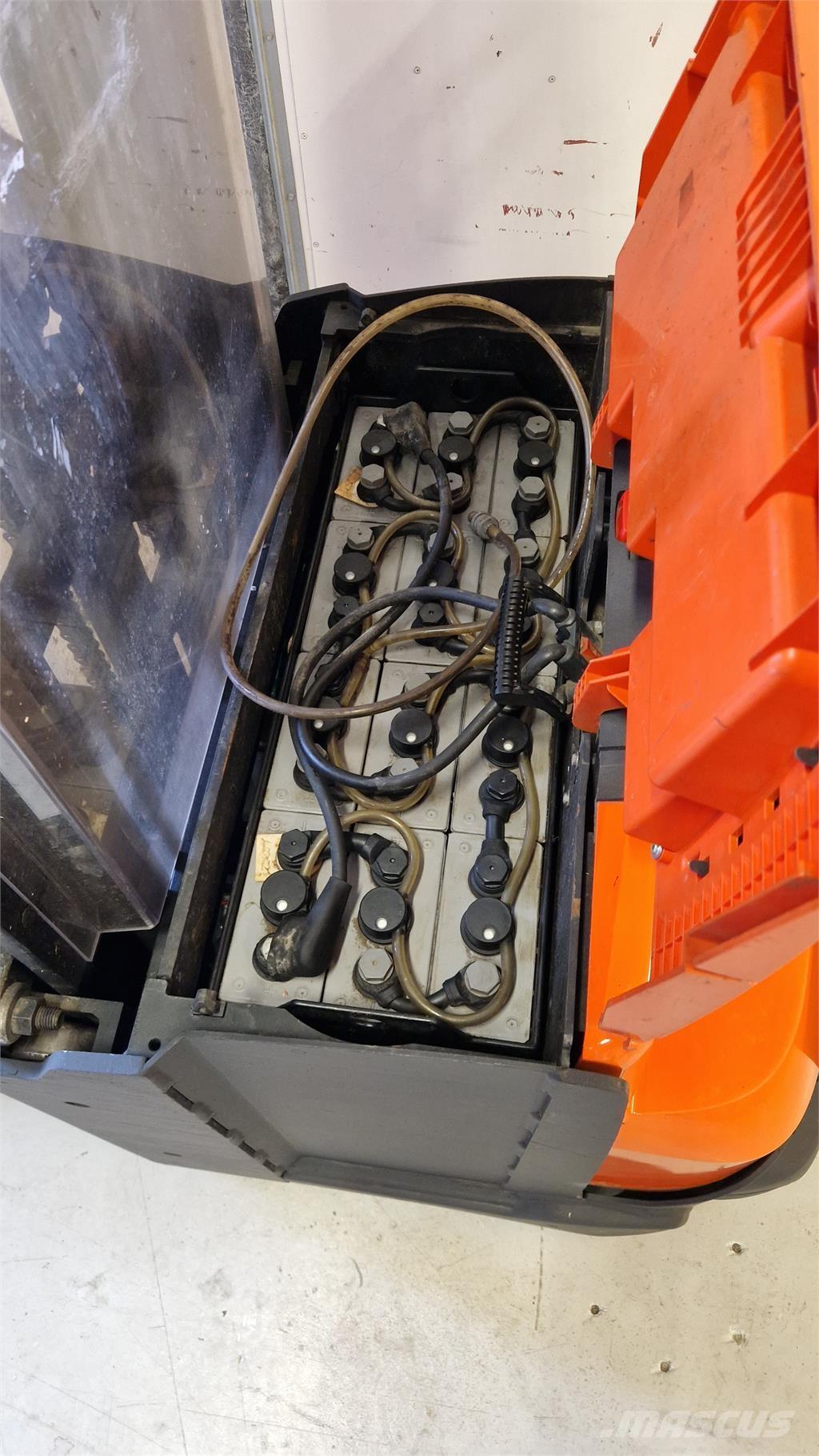 Toyota SWE140L Самохідні електроштабелери