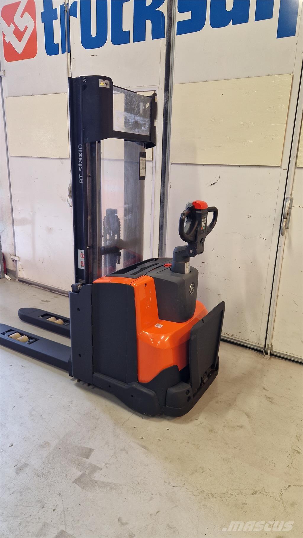 Toyota SWE140L Самохідні електроштабелери