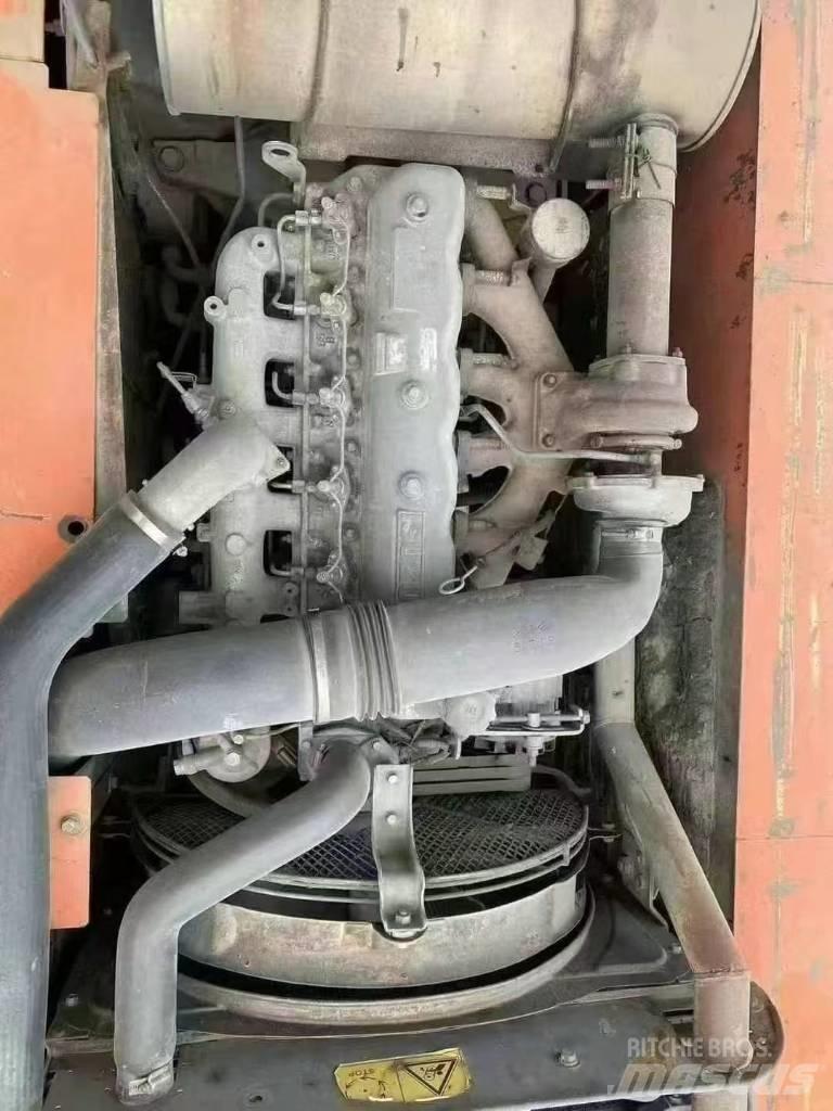 Hitachi ZX240 Гусеничні екскаватори