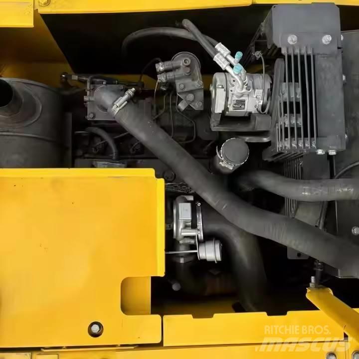 Komatsu PC130 Гусеничні екскаватори