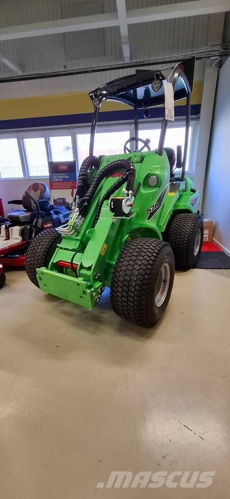 Avant 528 Багатофункціональне обладнання для вантажних і землекопальних робіт