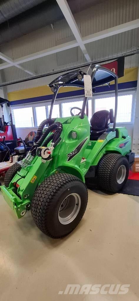 Avant 528 Багатофункціональне обладнання для вантажних і землекопальних робіт