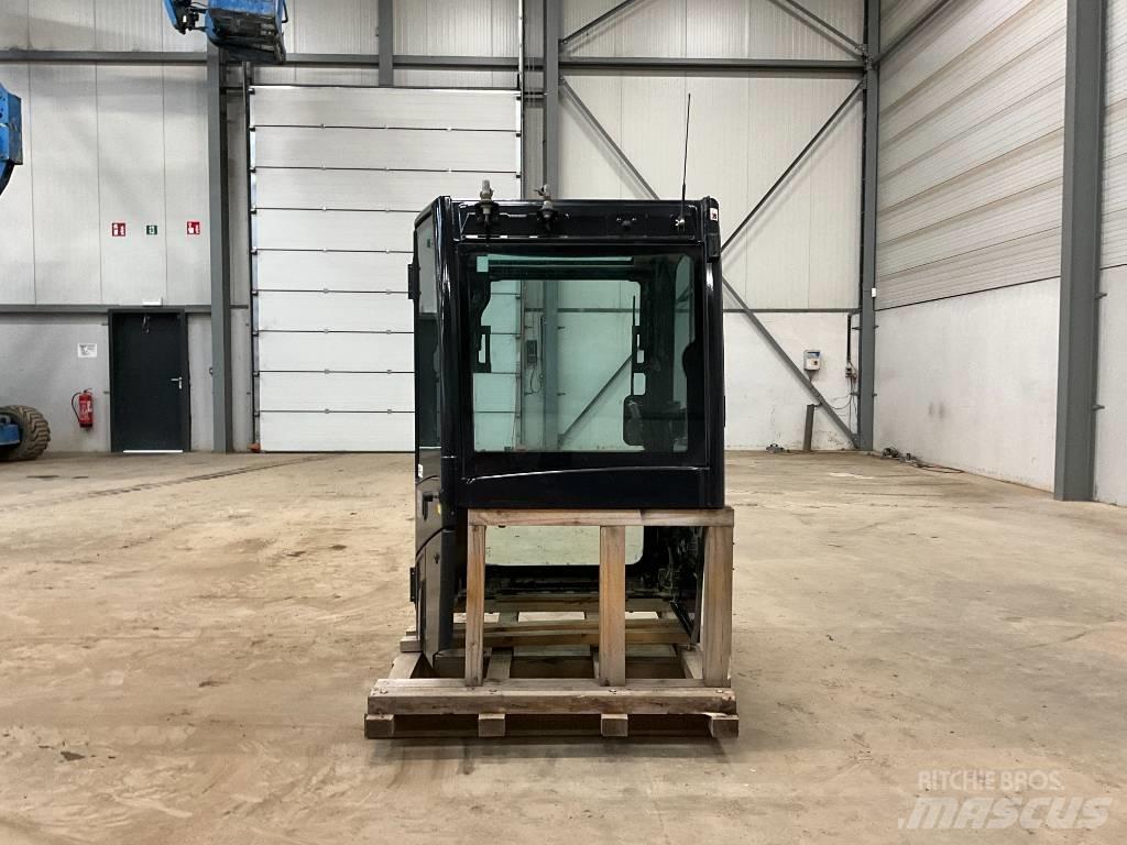 Kubota U 56-5 Кабіна