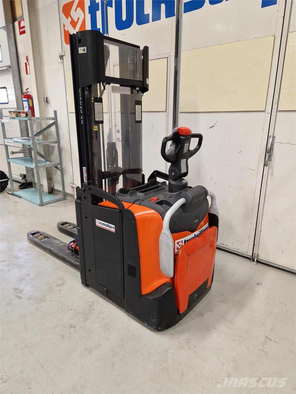 Toyota SPE120L Самохідні електроштабелери