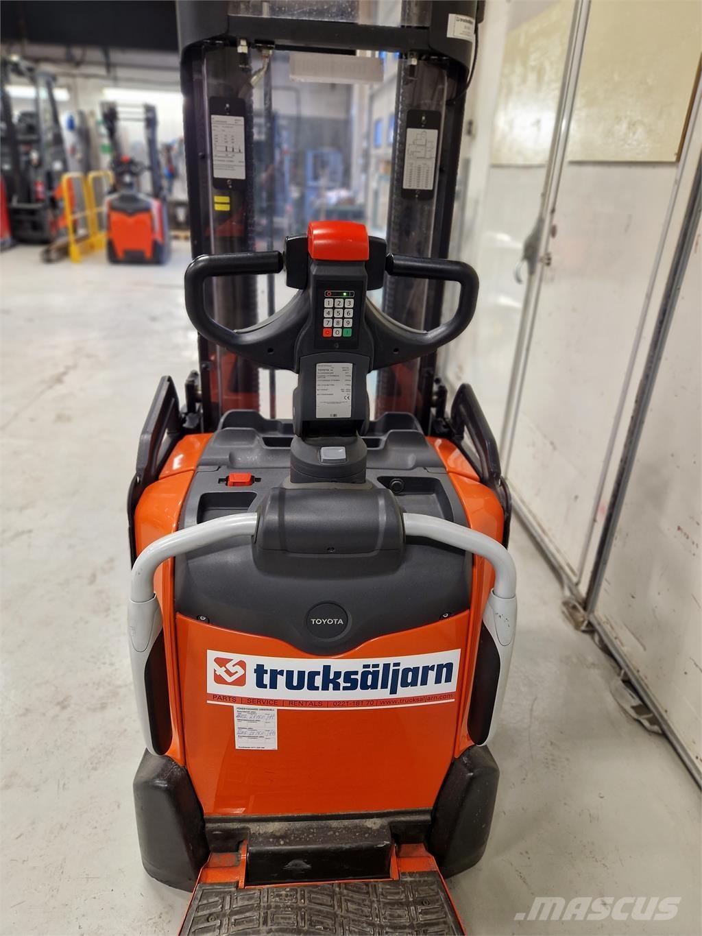 Toyota SPE120L Самохідні електроштабелери