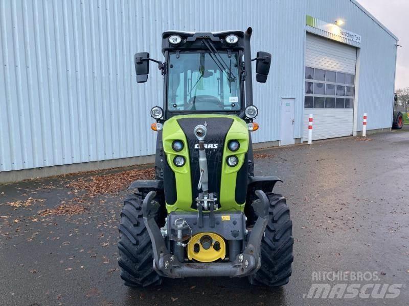 CLAAS NEXOS 240 S Трактори