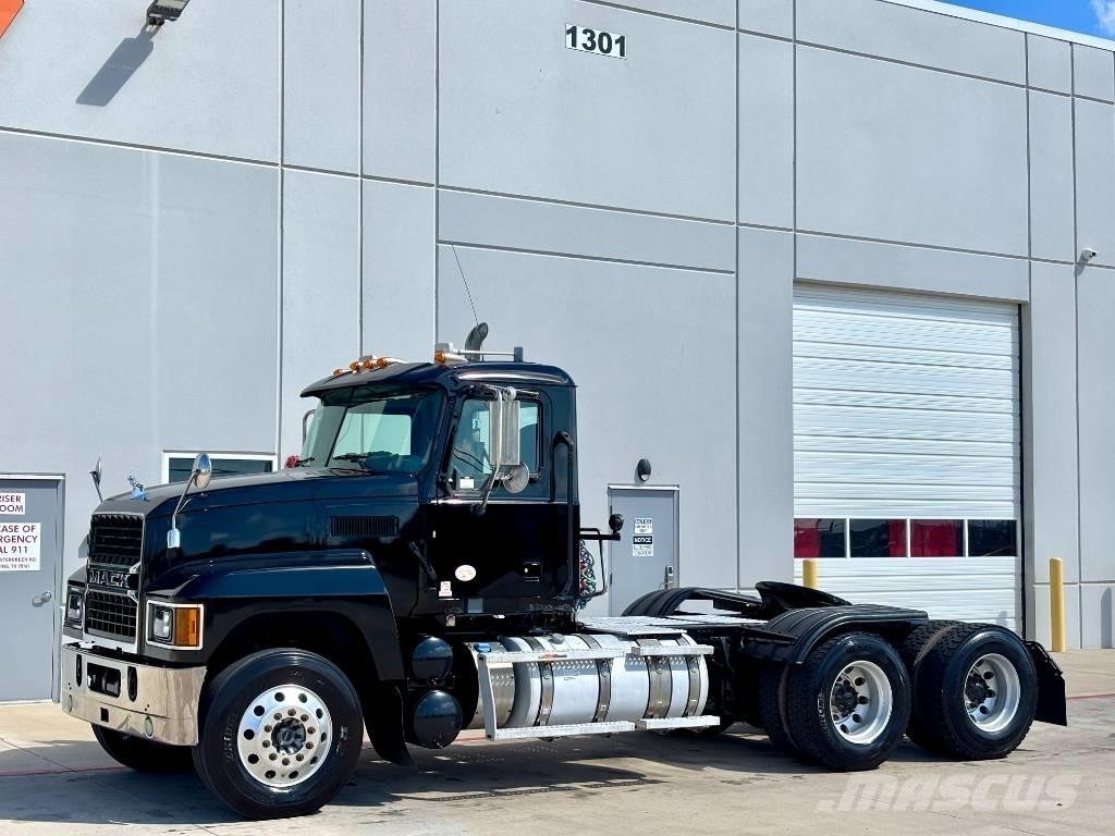Mack Pinnacle Тягачі