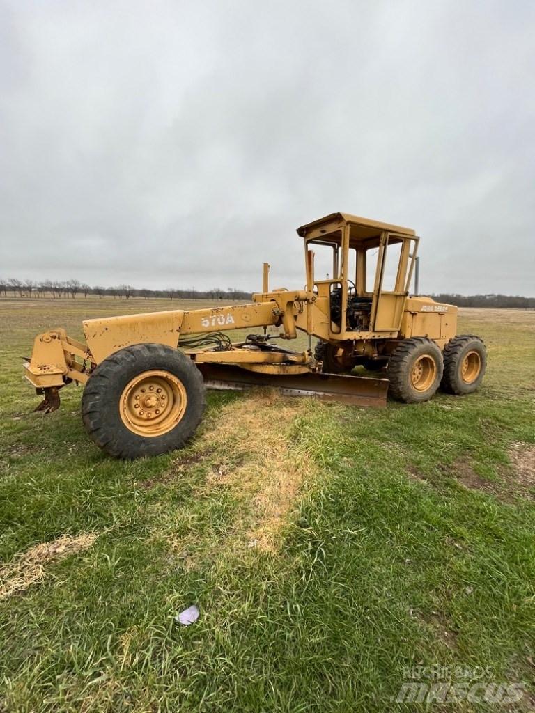 DEERE 570A Грейдери