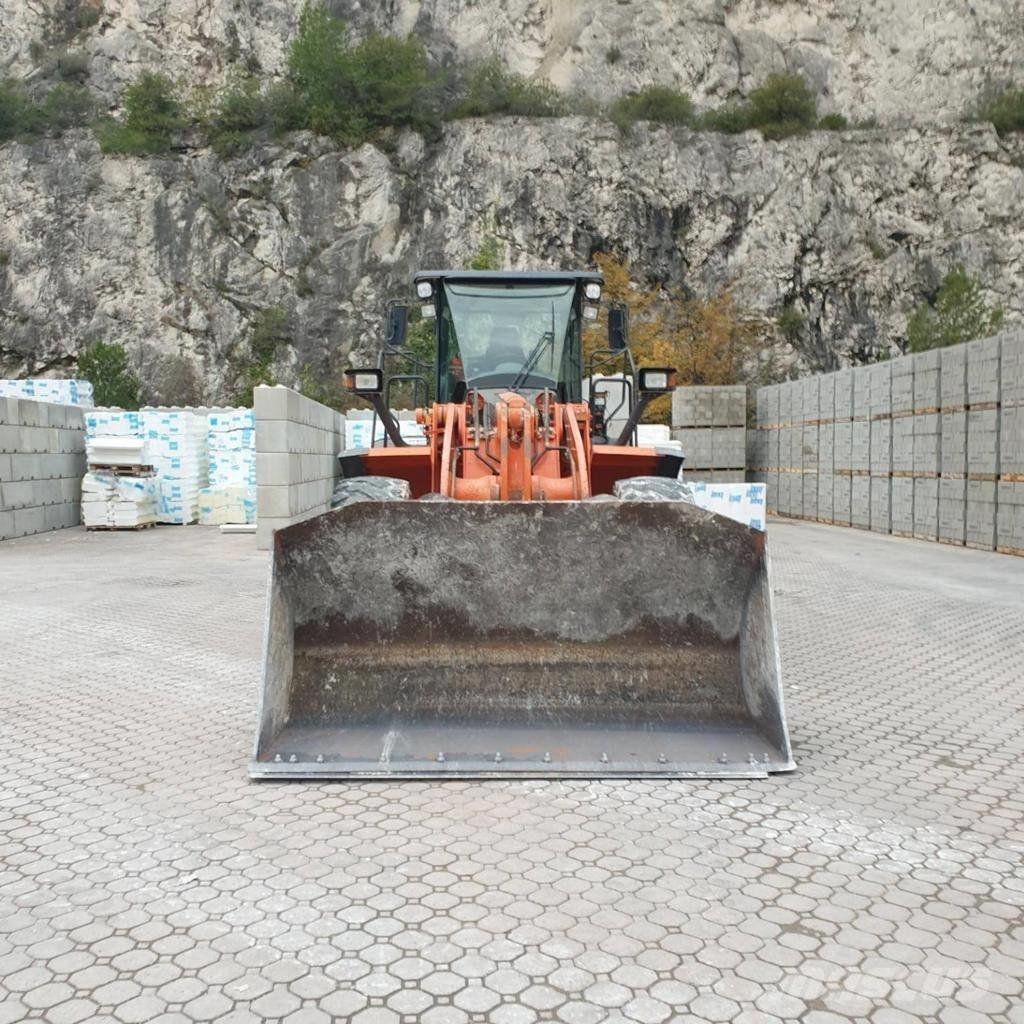 Hitachi ZW 220-5 Фронтальні навантажувачі