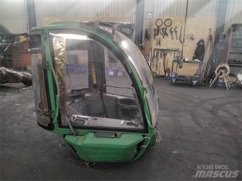 John Deere 1270E Кабіна