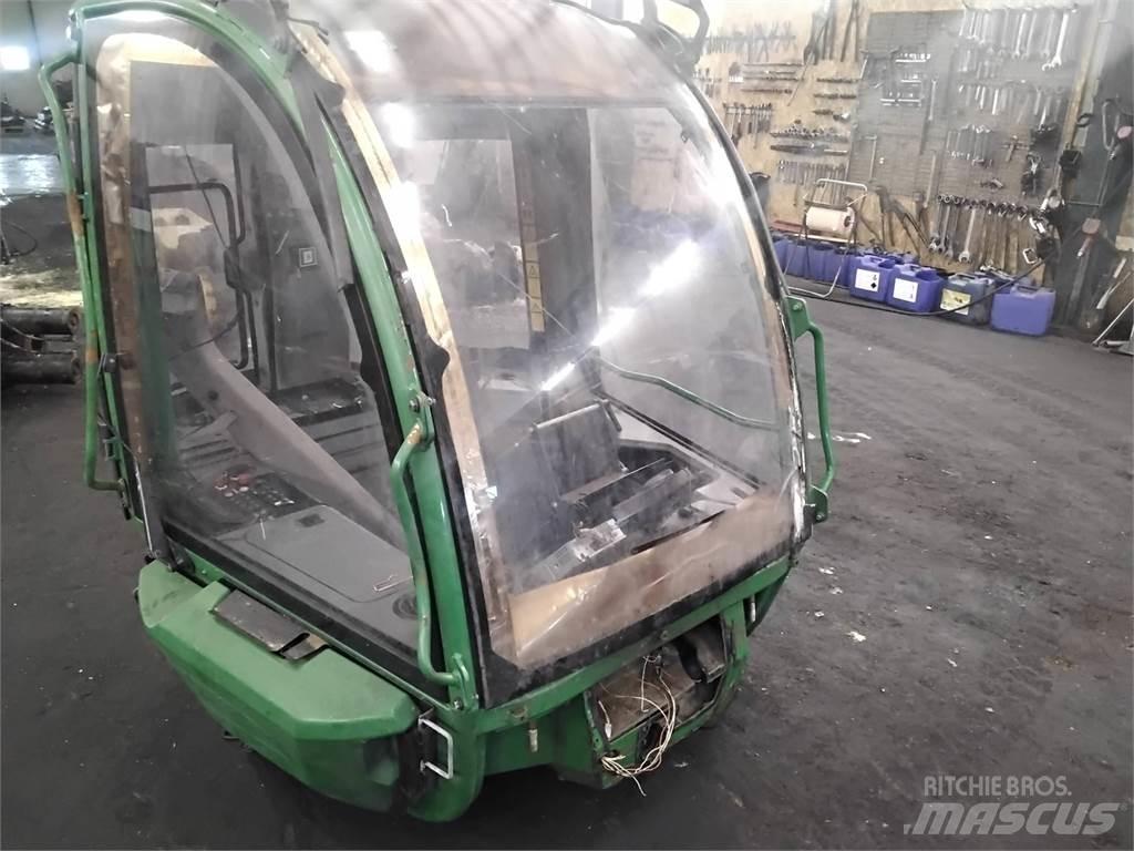 John Deere 1270E Кабіна