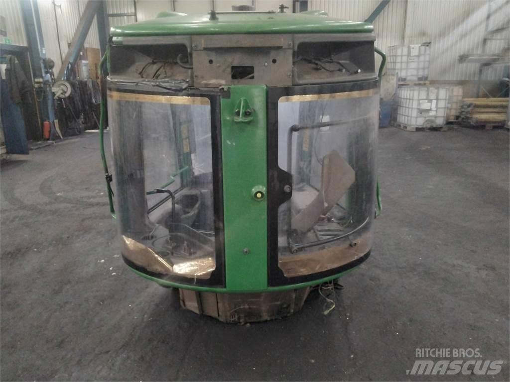 John Deere 1270E Кабіна