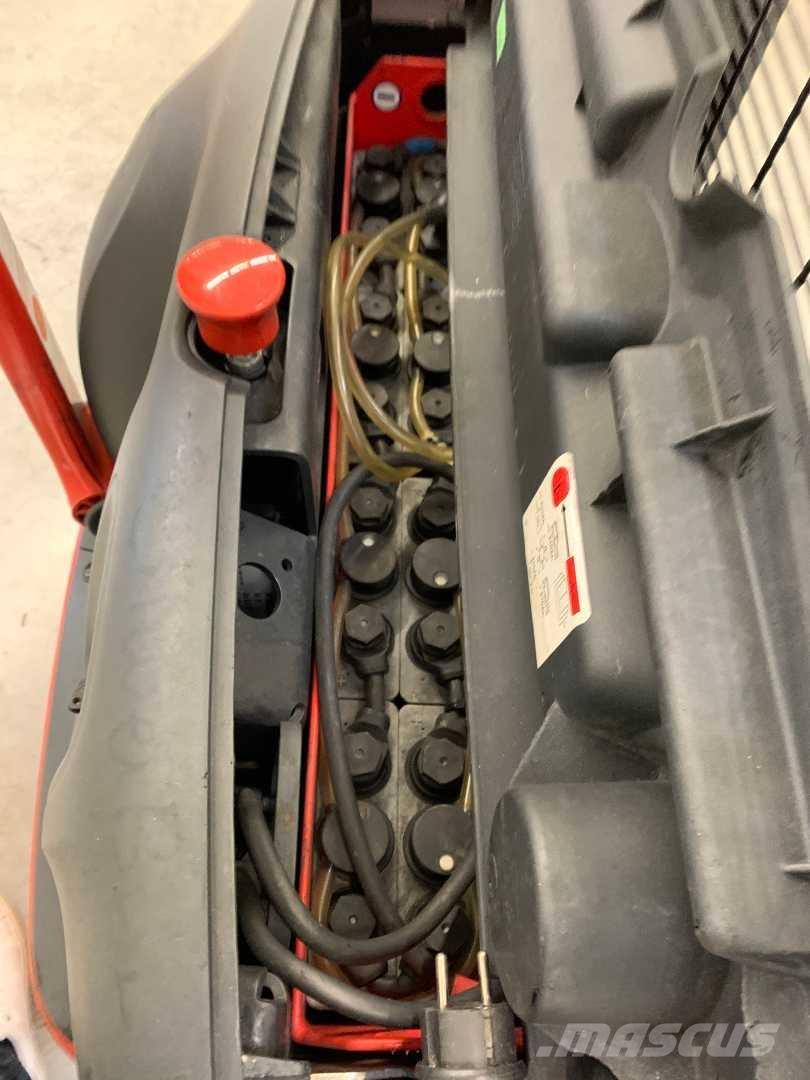 Linde L12 Самохідні електроштабелери