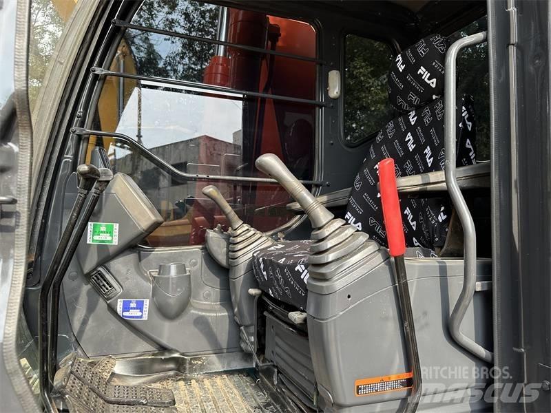 Hitachi 200 Колісні екскаватори