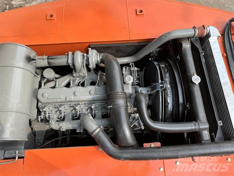 Hitachi 200 Колісні екскаватори