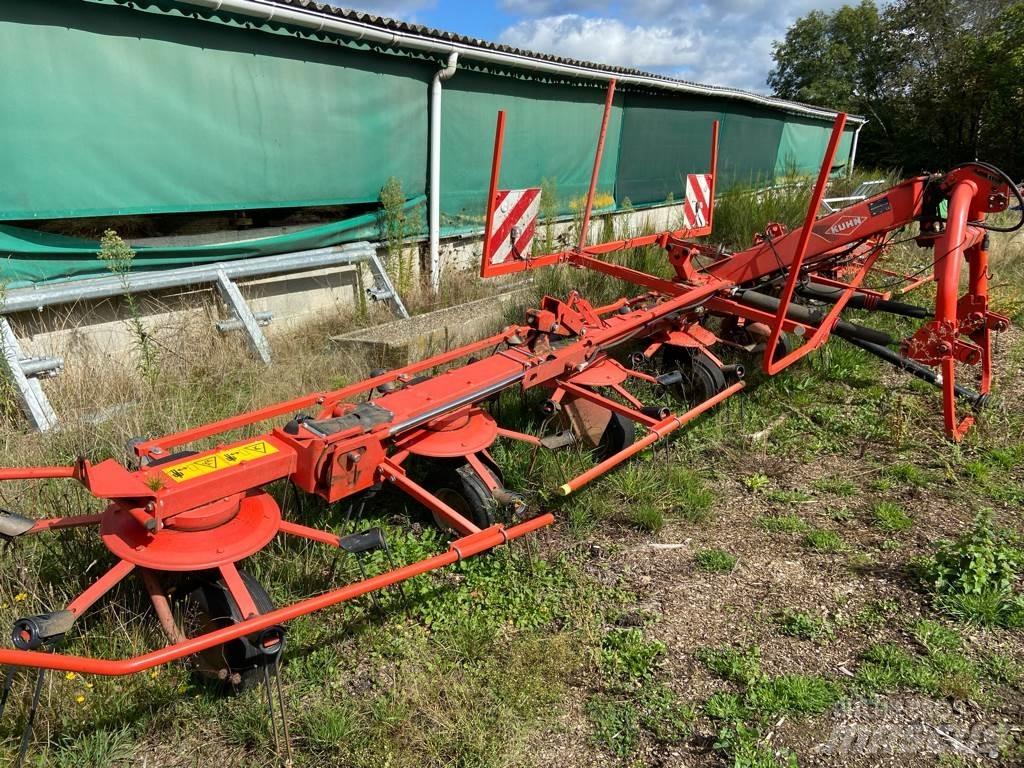 Kuhn GF8702 Граблі і сінозворушувачі