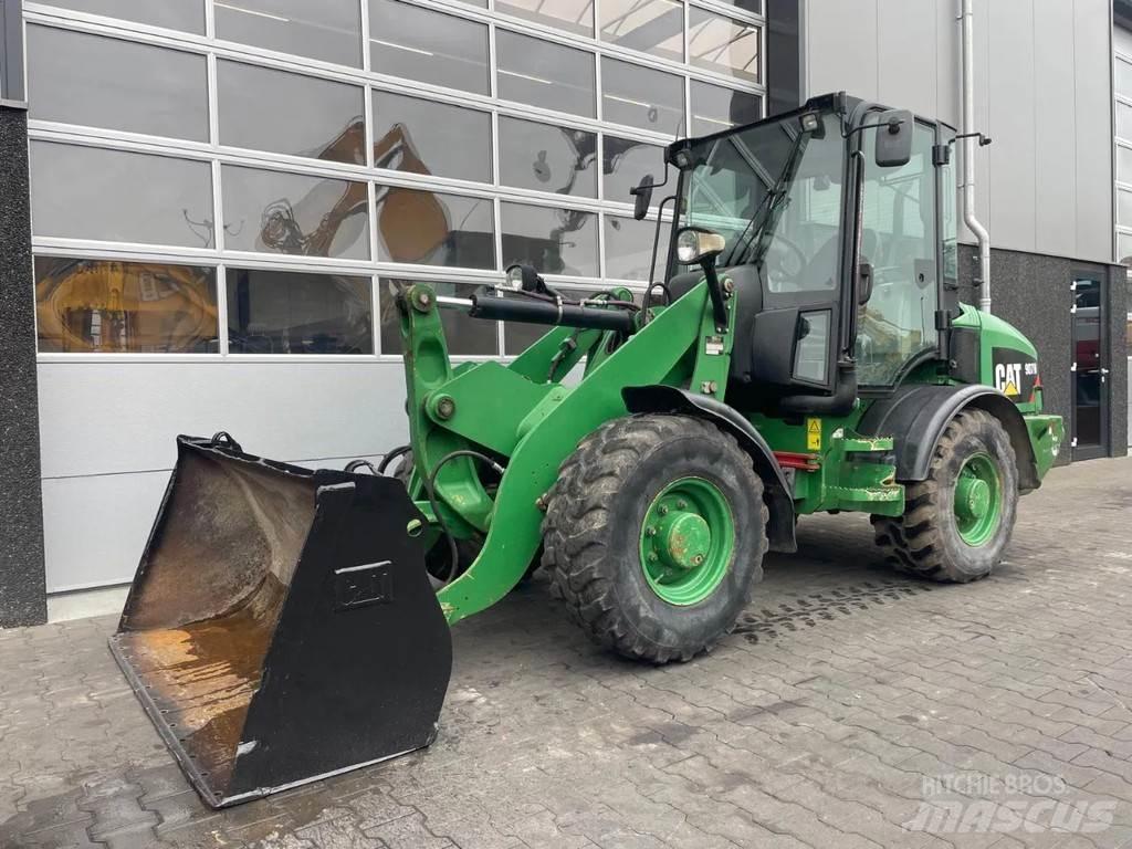 CAT 907H Фронтальні навантажувачі
