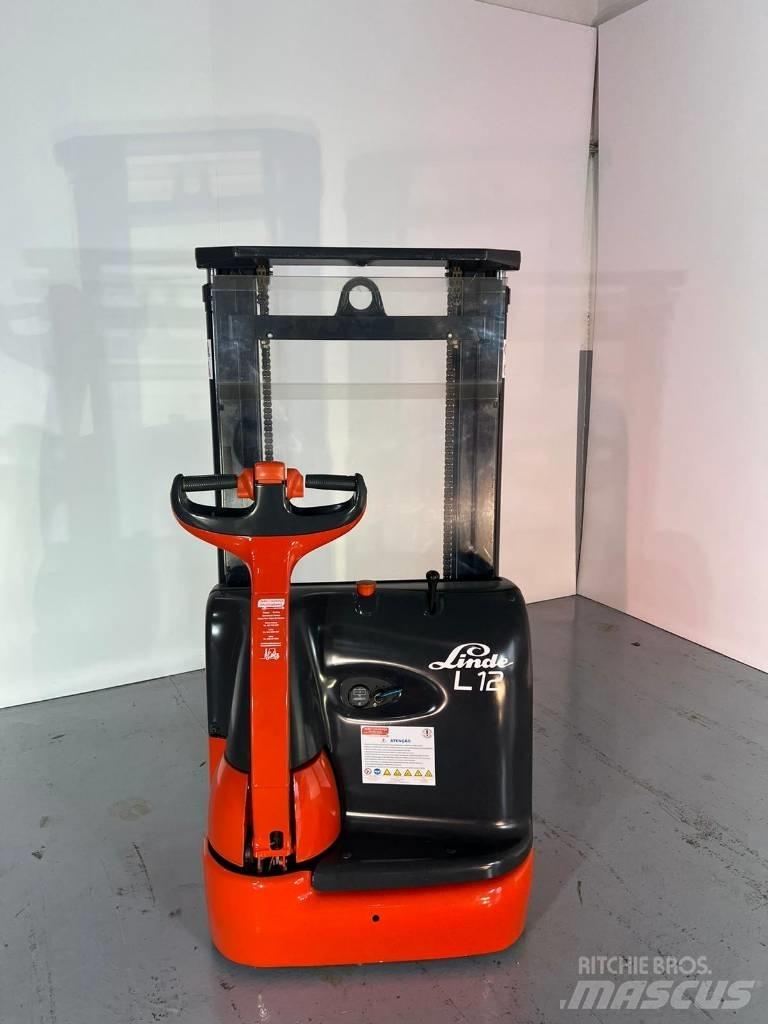 Linde L12 Самохідні електроштабелери