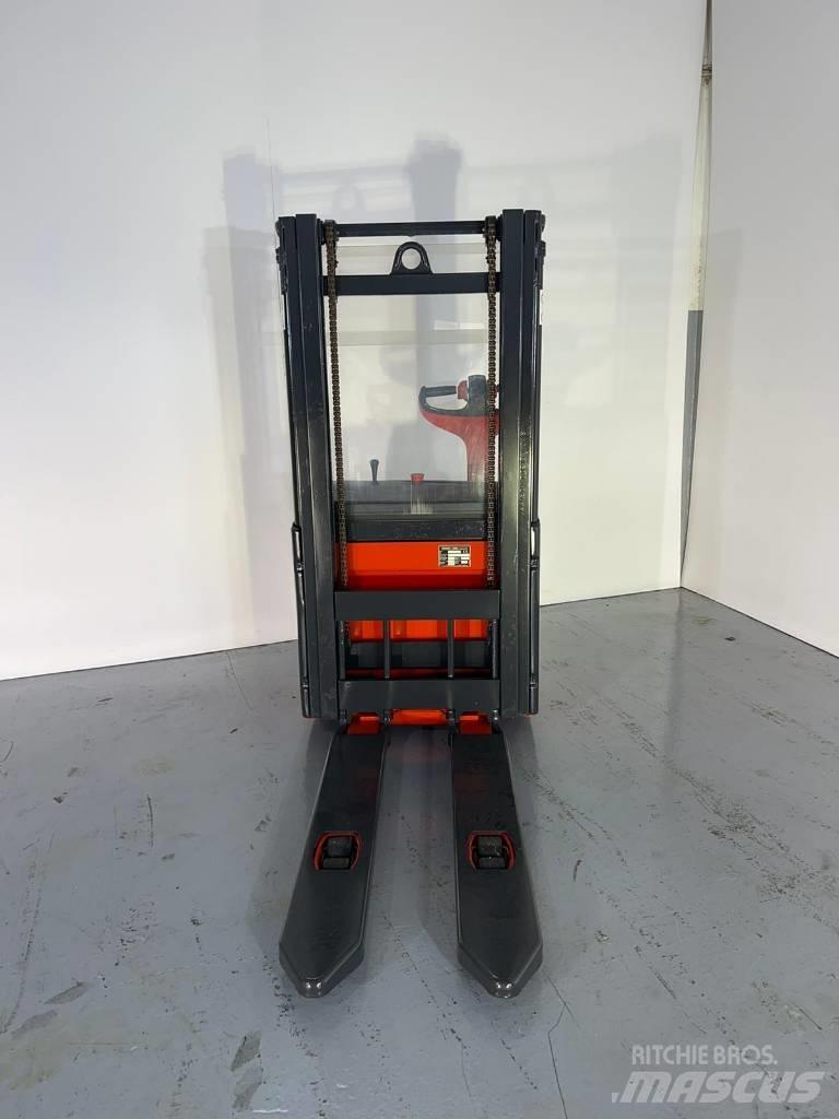 Linde L12 Самохідні електроштабелери