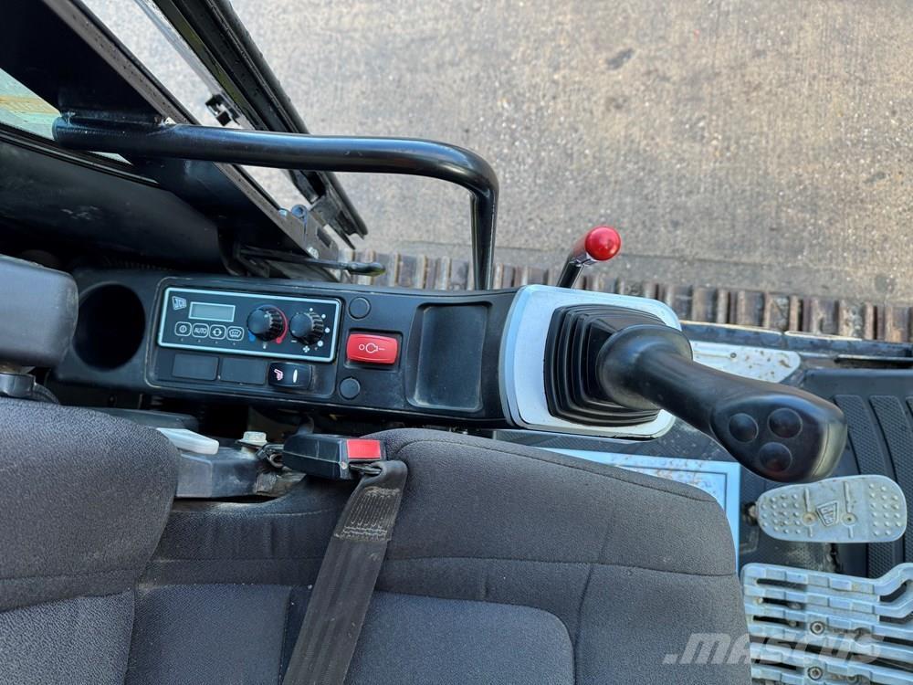 JCB JS131LC Гусеничні екскаватори