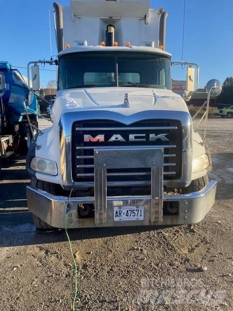 Mack GU813 Самоскиди
