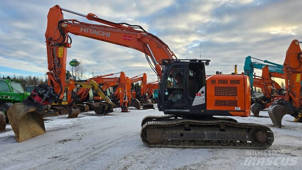 Hitachi ZX225USRLC-6 Гусеничні екскаватори