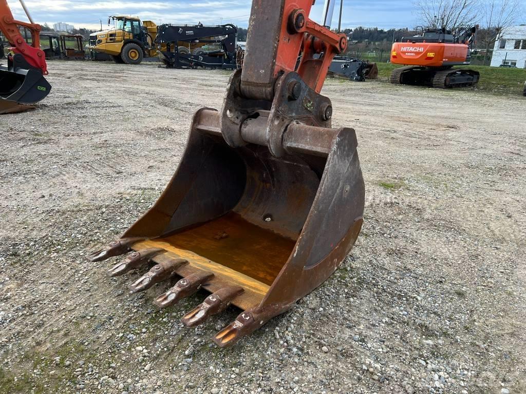 Hitachi ZX210LC Гусеничні екскаватори