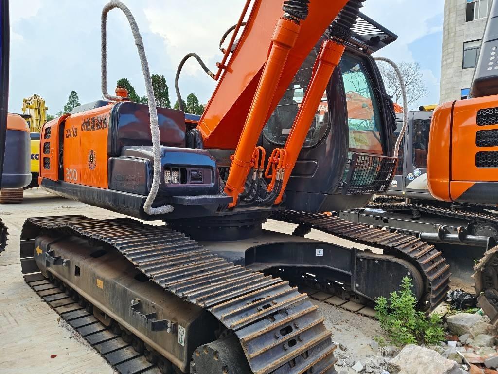 Hitachi ZX 200 Гусеничні екскаватори